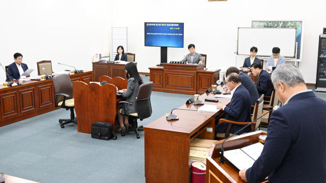 부산시의회 건설교통위원회 소속 박진수(오른쪽) 의원이 24일 부산시 신공항추진본부 업무보고에서 ‘가덕신공항 계약파기 규탄 및 현대건설 제재 촉구 결의안’ 제안 설명을 하고 있다. 부산시의회 제공
