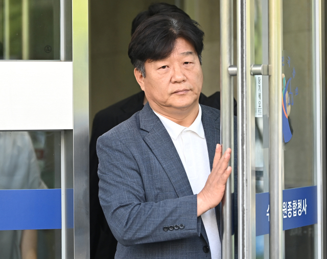 딸 명의 편법대출 및 재산축소·페이스북 허위사실 글 게시 등 혐의로 기소된 더불어민주당 양문석 의원이 지난해 7월 24일 경기도 수원시 영통구 수원고등법원에서 열린 항소심 선고공판을 마치고 나오고 있다. 연합뉴스