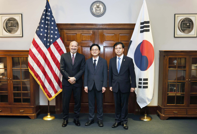 김정관(가운데) 산업통상자원부 장관은 24일(현지시간) 오전 11시 30분 미국 워싱턴 DC 상무부 회의실에서 하워드 러트닉(Howard Lutnick) 상무부 장관과 면담을 갖고, 한미 관세협상 진전과 산업 분야 협력 강화 방안을 논의했다. 오른쪽은 여한구 통상교섭본부장. 산업부 제공