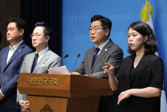 더불어민주당 당대표 후보인 박찬대 의원이 25일 서울 여의도 국회 소통관에서 윤석열 전 대통령 체포영장 집행 저지에 나섰던 국민의힘 의원 45인에 대한 제명 촉구 결의안 발의 계획을 밝히고 있다. 연합뉴스