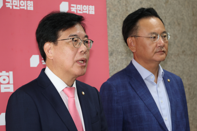 국민의힘 송언석 비대위원장 겸 원내대표가 25일 서울 여의도 국회에서 김건희특검의 김선교 의원실에 대한 압수수색을 비판하고 있다. 오른쪽은 유상범 원내수석부대표. 연합뉴스