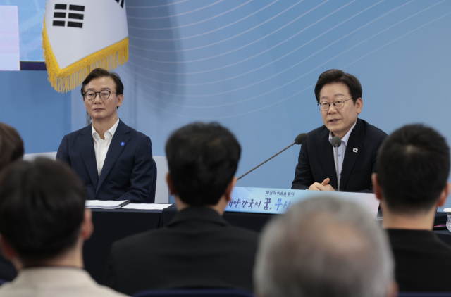 이재명 대통령이 25일 부산 부경대에서 열린 '부산의 마음을 듣다' 간담회에서 발언하고 있다. 정대현 기자 jhyun@