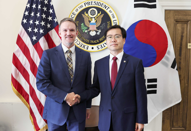 여한구(오른쪽) 산업통상자원부 통상교섭본부장이 25일(현지 시간) 미국 워싱턴 DC 미국무역대표부 회의실에서 제이미슨 그리어 미국무역대표부 대표와 한미 관세 협상 진전 방안 등에 대한 논의에 앞서 기념촬영을 하고 있다. 산업통상자원부 제공