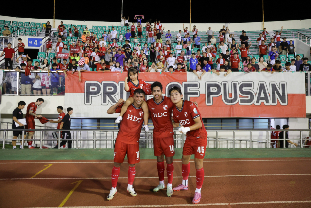 지난 26일 부산 구덕운동장에서 열린 부천FC와의 경기에서 4골을 합작한 빌레로, 페신, 백가온(왼쪽부터)이 팬들과 기쁨을 나누고 있다. 부산 아이파크 제공