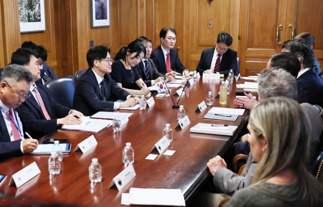 김정관 산업통상자원부 장관이 지난 24일(현지시간) 미국 워싱턴 DC에서 더그 버검 미국 백악관 국가에너지위원회 위원장과 면담을 하고 있다. 산업부 제공