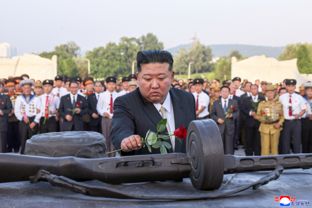 김정은 북한 국무위원장이 조국해방전쟁승리 72주년(7월 27일)을 맞아 지난 26일 전쟁노병들과 함께 조국해방전쟁참전열사묘를 찾았다고 조선중앙통신이 27일 보도했다. [국내에서만 사용가능. 재배포 금지. For Use Only in the Republic of Korea. No Redistribution] 연합뉴스