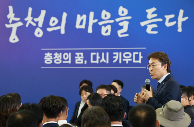 이재명 대통령이 국내 금융권의 ‘이자놀이’를 질타하며 대신 생산적 투자를 강조함에 따라 금융당국이 금융권 협회장들을 불러 생산적 분야로 자금공급을 확대해야 한다고 당부했다. 지난 4일 대전컨벤션센터에서 타운홀 미팅 형식으로 진행한 ‘국민소통 행보 2탄, 충청의 마음을 듣다’ 간담회에서 권대영 금융위 부위원장이 발언하고 있다. 연합뉴스