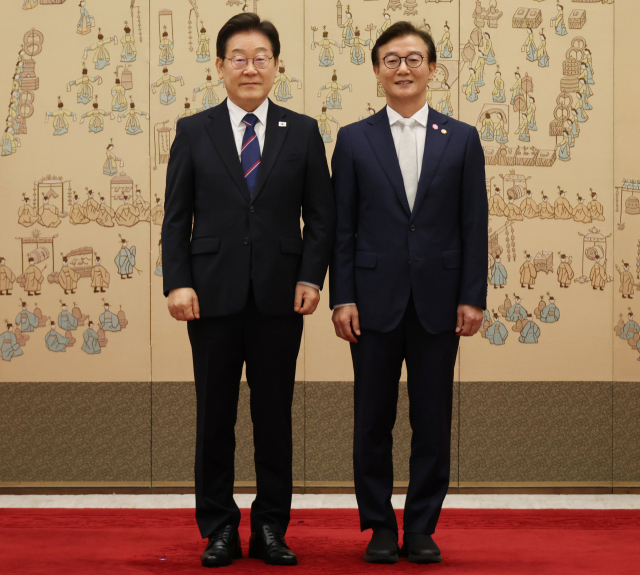 이재명 대통령이 28일 용산 대통령실에서 전재수 해양수산부 장관에게 임명장 수여 후 기념촬영을 하고 있다. 연합뉴스