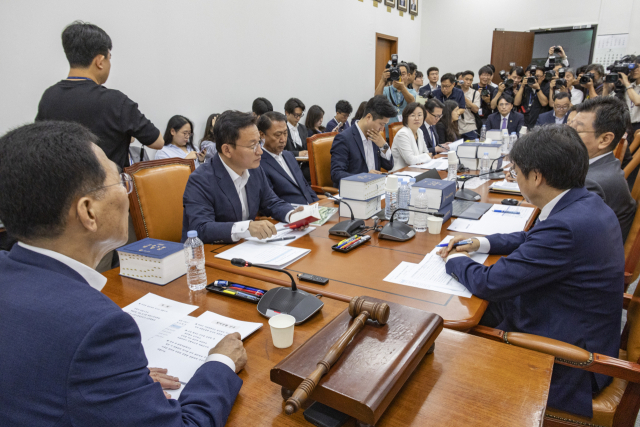국회 환경노동위원회 법안소위 위원장인 더불어민주당 김주영 의원(앞)이 28일 국회 환노위 소회의실에서 열린 고용노동밥안소위에서 노조법 2·3조(노란봉투법) 개정안 심사를 시작하고 있다. 연합뉴스