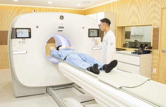 건강보험심사평가원의 첫 ‘영상검사 적정성 평가’에서 부울경 상급종합병원 8곳 모두 1등급을 획득했다. 부산대병원의 PET-CT 촬영 모습. 부산일보DB