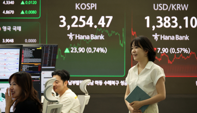 30일 서울 하나은행 본점 딜링룸에서 딜러들이 업무를 보고 있다. 이날 코스피는 전장보다 23.90포인트(0.74%) 오른 3,254.47에 장을 마치며 연고점을 재차 경신했다. 연합뉴스