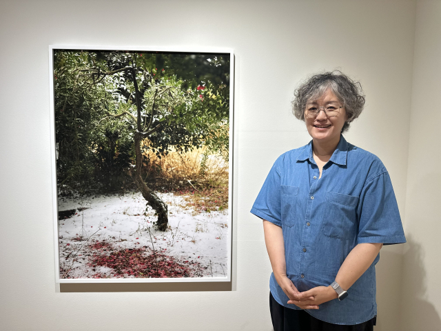 ‘멀리서 너무 가깝게’ 전시를 열고 있는 부산 해운대구 고은 깁슨 사진미술관에서 포즈를 취한 정희승 사진가. 김은영 기자 key66@