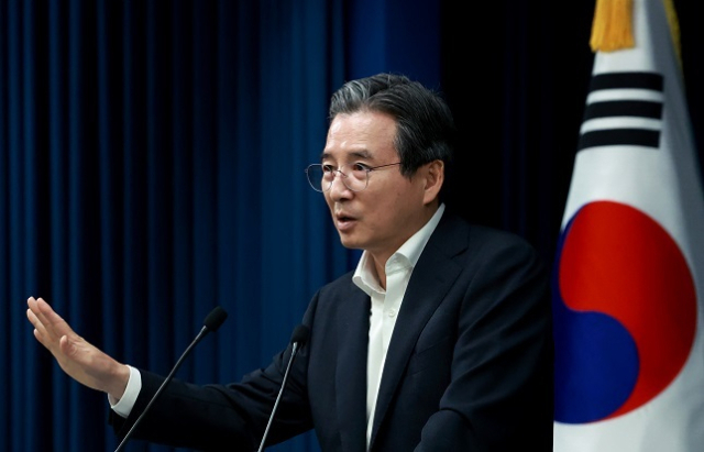 김용범 대통령실 정책실장이 31일 서울 용산 대통령실 청사에서 한미 관세 협상 타결 관련 브리핑 뒤 취재진의 질문에 답하고 있다. 연합뉴스