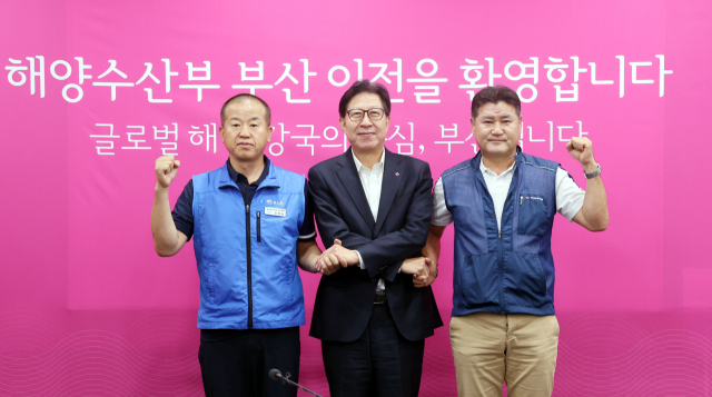 부산시가 31일 오전 시청 영상회의실에서 해양수산부 부산 이전 관련 해수부 노조와 면담을 진행했다. 박형준(가운데) 부산시장과 윤병철(왼쪽) 국공노 해수부지부 위원장, 이상국 전공노 해수부지부 지부장과 기념촬영을 하고 있다. 정종회 기자 jjh@