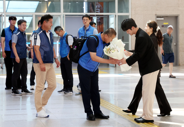 부산시가 31일 오전 시청 영상회의실에서 해양수산부 부산 이전 관련 해수부 노조와 면담을 진행했다. 부산시 직원들이 이날 부산시청을 방문한 해양수산부 노조 대표들에게 환영의 꽃다발을 전달하고 있다. 정종회 기자 jjh@