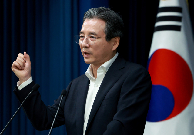 김용범 대통령실 정책실장이 31일 서울 용산 대통령실 청사에서 한미 관세 협상 타결 관련 브리핑 뒤 취재진의 질문에 답하고 있다. 여합스