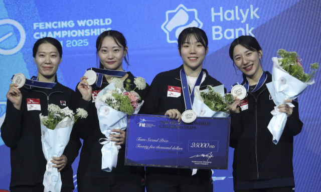 한국 펜싱 여자 사브르 대표팀(왼쪽부터 서지연, 최세빈, 이국현 코치, 전하영, 김정미)이 지난 31일(한국 시간) 조지아 트빌리시에서 열린 2025 세계선수권대회 은메달을 차지한 뒤 메달을 들고 환하게 웃고 있다. EPA연합뉴스