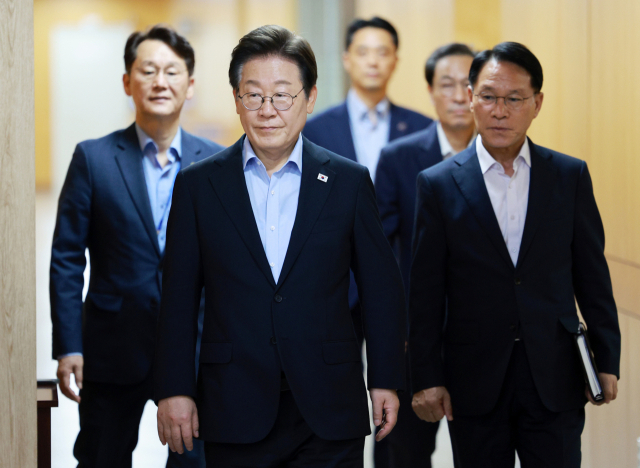이재명 대통령이 31일 서울 용산 대통령실 청사에서 열린 6차 수석·보좌관 회의에 입장하고 있다. 연합뉴스