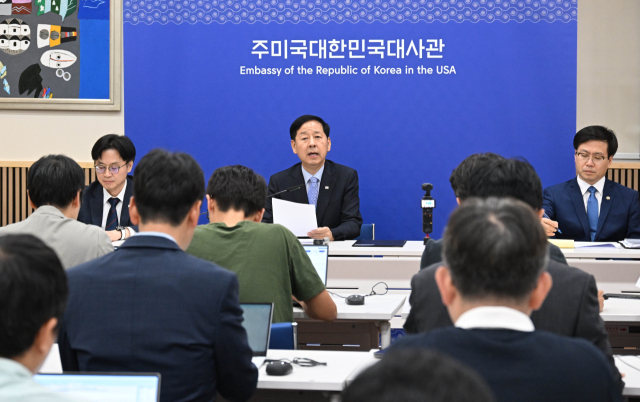 구윤철 경제부총리 겸 기획재정부 장관이 30일(현지 시간) 미국 워싱턴DC 주미한국대사관에서 열린 '한-미 통상협의 결과브리핑'에서 발표문을 낭독하고 있다. 왼쪽부터 김정관 산업통상자원부 장관, 구윤철 부총리, 여한구 통상교섭본부장. 연합뉴스