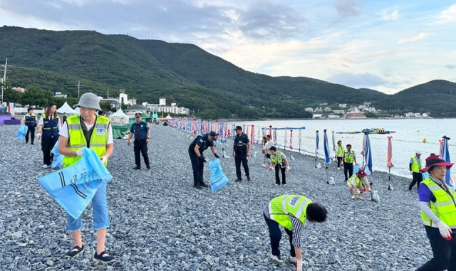 거제경찰서는 30일 본격적인 피서철을 맞아 동부면 학동흑진주몽돌해수욕장에서 기초질서 확립 민경 합동 캠페인을 펼쳤다. 거제경찰서 제공