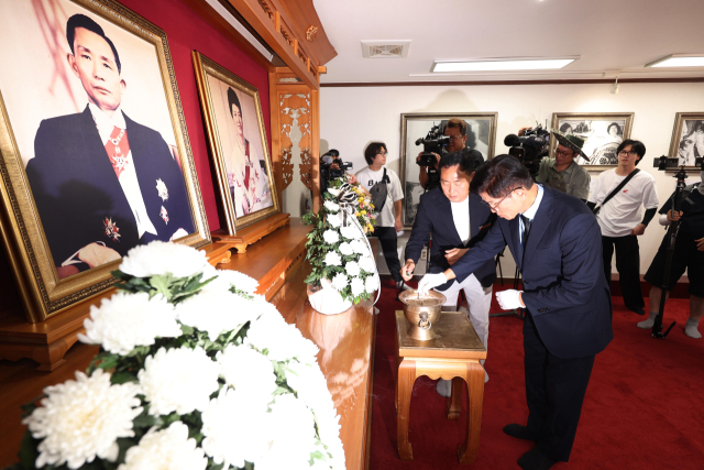 국민의힘 대표 선거에 출마한 김문수 전 고용노동부 장관이 1일 오후 경북 구미시 상모동 박정희 전 대통령 생가를 방문해 헌화하고 있다. 연합뉴스
