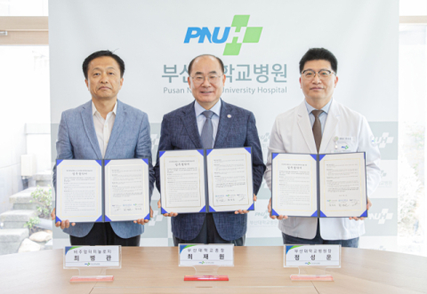 (왼쪽부터) 최병관 ㈜비주얼터미놀로지 대표, 최재원 부산대 총장, 정성운 부산대병원장.