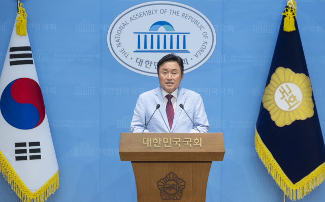 더불어민주당 부산시당 부산시장 시정평가 대안 특별위원회 위원장인 최인호 전 의원이 27일 국회에서 현대건설 한남동 대통령 공관 뇌물 공사 및 가덕도 신공항 수주 의혹을 주장하는 기자회견을 하고 있다. 연합뉴스