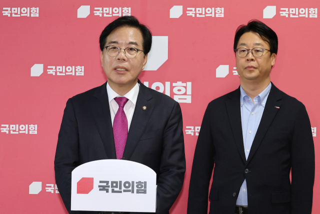 국민의힘 송언석 비상대책위원장 겸 원내대표가 7월 8일 국회에서 윤상현 의원실 압수수색 등과 관련해 백브리핑을 통해 입장을 밝히고 있다. 오른쪽은 곽규택 의원. 연합뉴스
