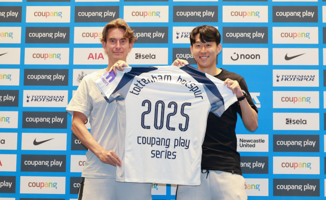 잉글랜드 프로축구 토트넘 토마스 프랑크 감독(왼쪽)과 손흥민이 2일 서울 영등포구 IFC 더포럼에서 열린 2025 쿠팡플레이 시리즈 기자회견에 참석해 기념 촬영하고 있다. 이날 손흥민은 기자회견에 앞서 별도의 발언을 통해 