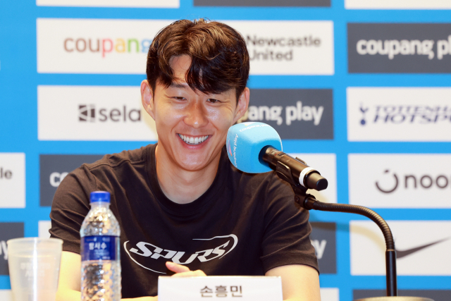 잉글랜드 프로축구 토트넘 손흥민이 2일 서울 영등포구 IFC 더포럼에서 열린 2025 쿠팡플레이 시리즈 기자회견에 참석해 취재진 질문에 답하고 있다. 이날 손흥민은 기자회견에 앞서 별도의 발언을 통해 