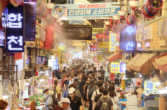 부산 부산진구 부전시장에 상인회에서 내건 '민생회복 소비쿠폰 환영' 펼침막과 쿨링 포그가 방문객들을 맞이하고 있다. 연합뉴스