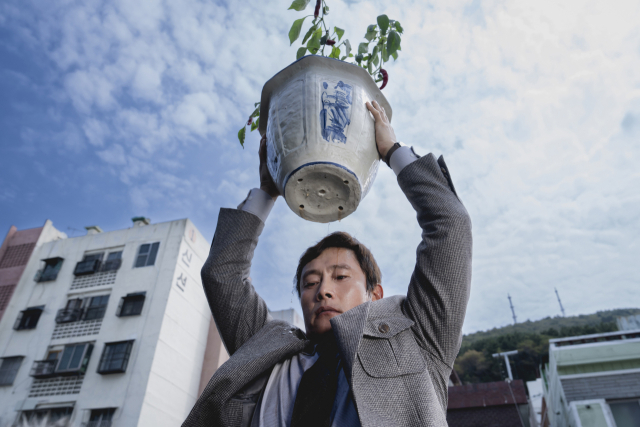 제30회 부산국제영화제 개막작으로 선정된 박찬욱 감독의 '어쩔수가없다' 스틸컷. BIFF 제공