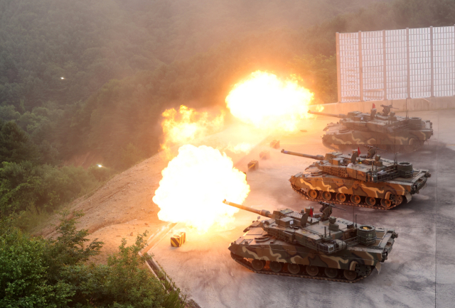 3일 강원 홍천군 매봉산 훈련장에서 열린 육군 11기동사단 주관 지역 안보 관계관·주민 초청 행사에서 K2 전차가 표적을 향해 사격하고 있다. 연합뉴스