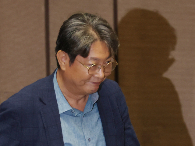 차명 주식거래 의혹을 받는 더불어민주당 이춘석 의원이 5일 국회 본회의에서 방송법 일부개정법률안 관련 필리버스터 종결 동의를 표결하는 투표를 하고 있다. 연합뉴스