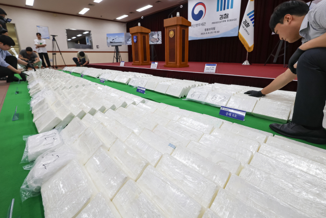 6일 부산 연제구 부산지방검찰청 중회의실에서 열린 부산항 역대 최대 규모 마약류 밀수입 사건 수사 결과 합동 브리핑에 시가 3000억 원 상당의 코카인 600kg이 공개되고 있다. 부산지검과 부산세관은 지난 5월 10일경 부산신항에 입항한 중남미 화물선 내 컨테이너 내부에 은닉돼 있던 코카인 600kg을 적발해 전량 압수했다. 코카인 600kg은 약 2000만 명이 동시 투약 가능한 양이며, 소매가 환산 시 약 3000억 원 상당이다. 김종진 기자 kjj1761@