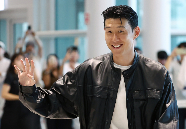 토트넘과의 결별 소식을 전한 손흥민이 5일 인천 영종도 인천국제공항 2터미널 출국장으로 향하고 있다. 손흥민은 미국프로축구(MLS) 로스앤젤레스FC(LAFC) 입단이 유력한 것으로 알려졌다. 연합뉴스