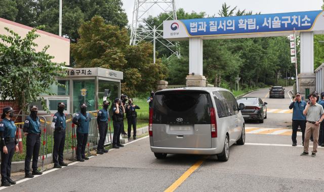 7일 김건희 여사 관련 의혹을 수사하는 민중기 특별검사팀이 조사에 불응하는 윤석열 전 대통령을 체포해 구인하기 위해 경기도 의왕시 서울구치소로 들어가고 있다. 연합뉴스
