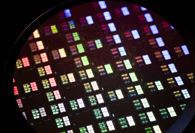 대만 반도체 제조 회사(TSMC) 혁신 박물관에 전자 웨이퍼 이미지가 전시돼 있는 모습. AFP 연합뉴스