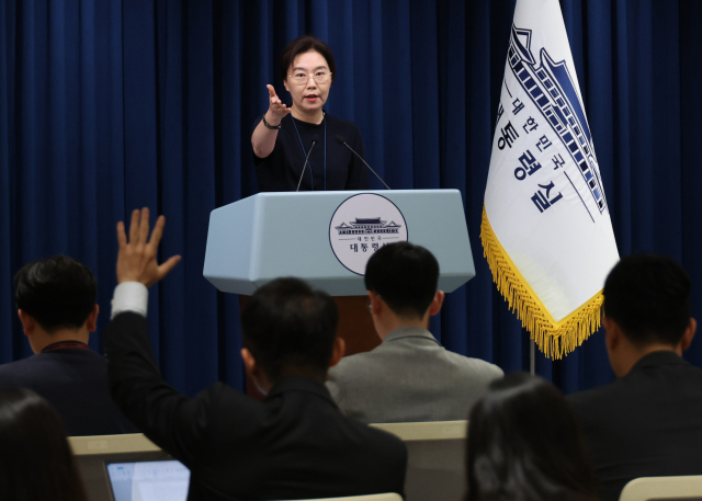 강유정 대변인이 6일 용산 대통령실 기자회견장에서 이재명 대통령 지시사항 브리핑 후 질문을 받고 있다. 연합뉴스