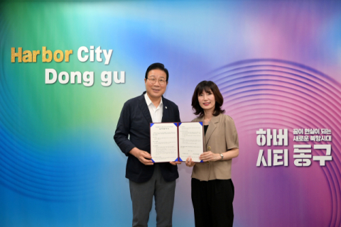 [왼쪽부터] 김진홍 동구청장, 홍영희 부산 동구 시니어클럽 관장