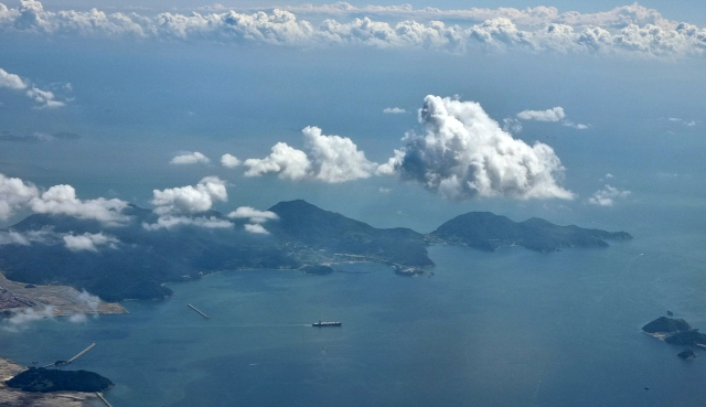 가덕도신공항 건설공사에 대해 국토부가 신속하게 수의계약 전환으로 정책적 결단을 내려야 한다는 목소리가 크다. 사진은 가덕도 현장. 부산일보 DB