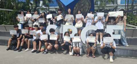 어학연수에 참가한 학생들이 수료증을 들고 있는 모습.