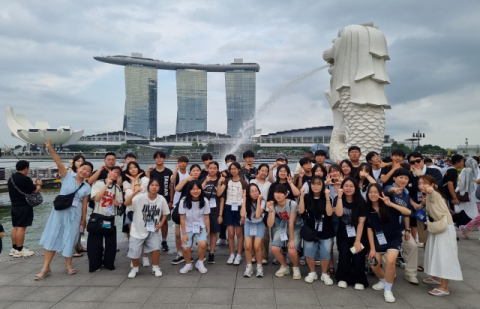 해외문화체험에 참가한 학생들이 싱가포르의 대표 명소인 머라이언 공원에 방문한 모습.
