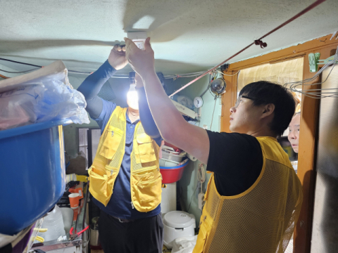 부산진구 부전1동 청년회, 취약계층 전등 교체 사업 본격 시행