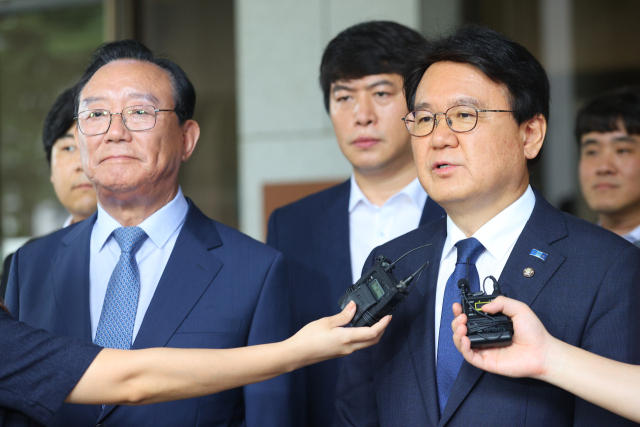 ‘울산시장 선거 개입·하명수사’ 의혹으로 기소된 황운하 조국혁신당 의원(오른쪽)과 송철호 전 울산시장이 14일 서울 서초구 대법원에서 열린 상고심 선고공판에서 무죄를 확정받은 뒤 입장을 밝히고 있다. 연합뉴스