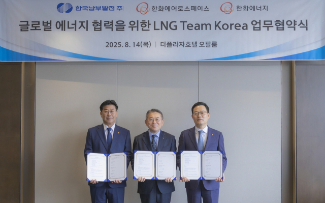 ‘글로벌 LNG 협력 강화를 위한 팀코리아(Team KOREA) 구축 업무협약(MOU)’. 왼쪽부터 손재일 한화에어로스페이스 대표, 김준동 한국남부발전 사장, 이재규 한화에너지 대표. 남부발전 제공