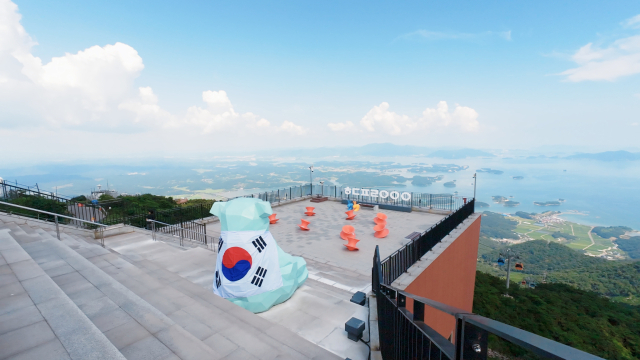경남 하동군 대표 관광 명소인 하동케이블카의 마스코트 꼬마곰이 제80주년 광복절을 맞아 태극기를 몸에 둘렀다. 꼬마곰과 다도해, 태극기가 어우러져 한 폭의 절경을 이루고 있다. 하동케이블카는 광복절을 맞아 무료 탑승과 할인 등 다양한 이벤트를 진행한다. 하동군 제공