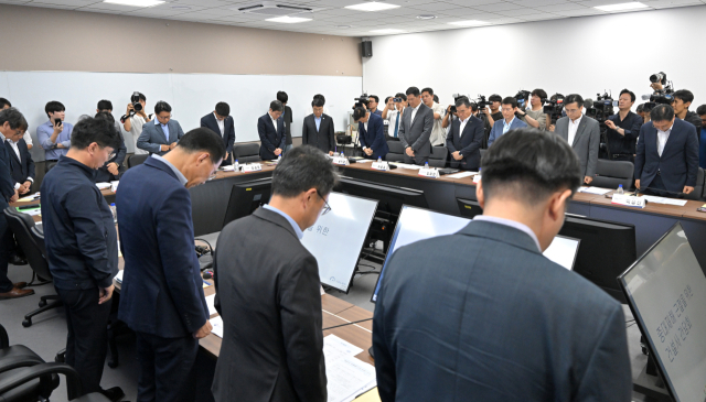 지난 14일 오후 서울 중구 직업능력심사평가원에서 열린 ‘중대재해 근절을 위한 건설사 간담회’에서 건설사 CEO들이 산업재해 사망자에 대해 묵념하고 있다. 공동취재단 제공
