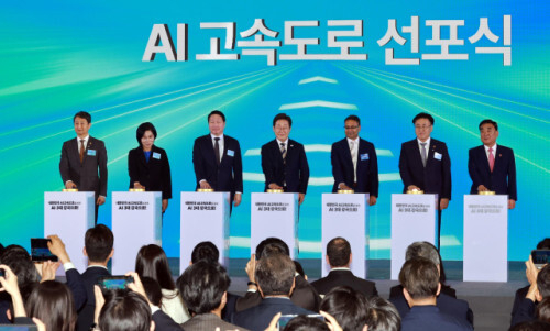 이재명 대통령이 지난 6월 20일 울산전시컨벤션센터에서 열린 울산 인공지능(AI) 데이터 센터 출범식에서 참석자들과 함께 기념 세리머니에 참여하고 있다. 대통령실통신사진기자단 제공