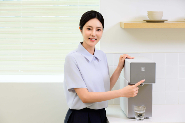 삼성전자 모델이 ‘비스포크 AI 정수기 카운터탑’을 소개하고 있다.삼성전자 제공